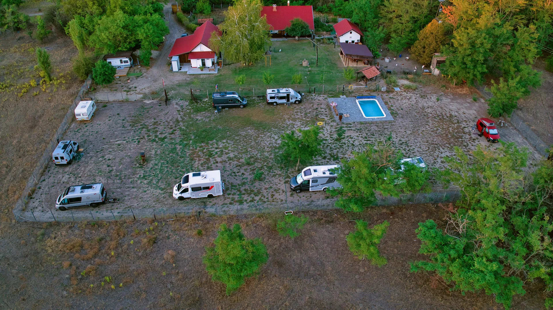 Dronebeeld zwembad en camperveld